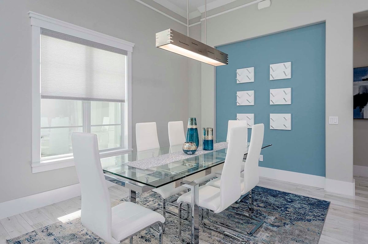 Überdachte Lanai mit Sitzbereich und Blick auf den Pool.