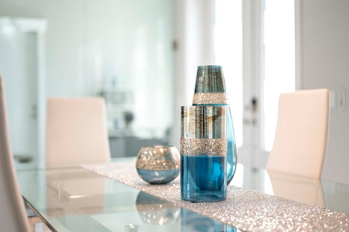 Überdachte Lanai mit Sitzbereich und Blick auf den Salzwasser-Pool.