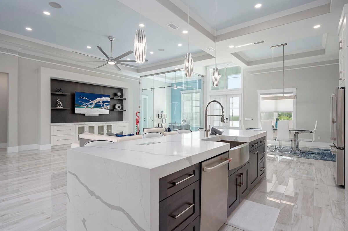 Überdachte Lanai mit Sitzbereich und Blick auf den Pool.