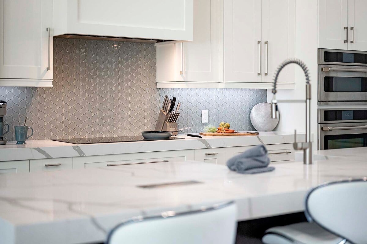 Überdachte Lanai mit Sitzbereich und Blick auf den Salzwasser-Pool.