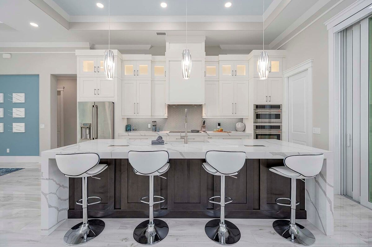 Überdachte Lanai mit Sitzbereich und Blick auf den Pool.