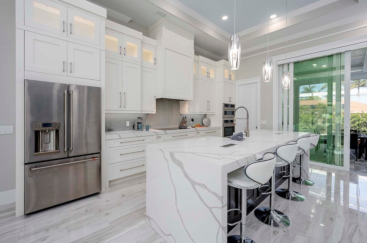 Überdachte Lanai mit Sitzbereich und Essplatz am Pool.