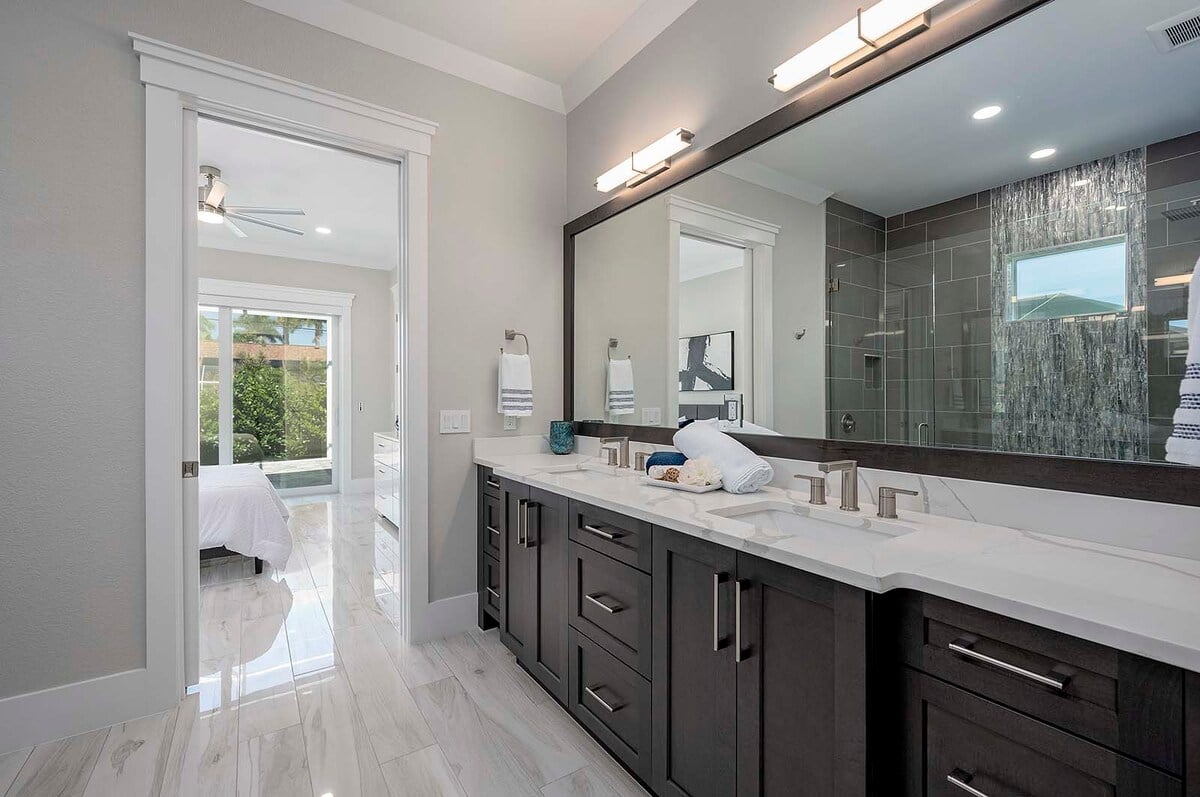 Überdachte Lanai mit Außenessbereich und Loungemöbeln am Pool.