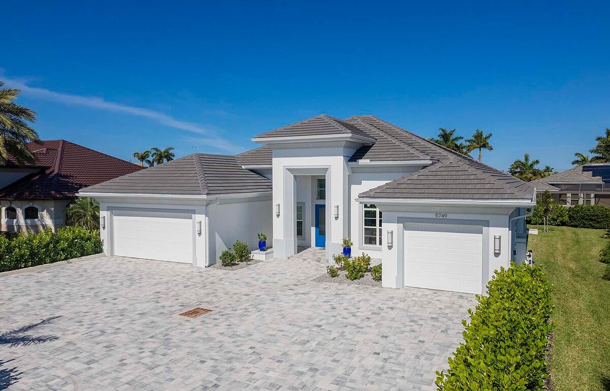 Überdachte Lanai mit Salzwasser-Pool und Außenküche.