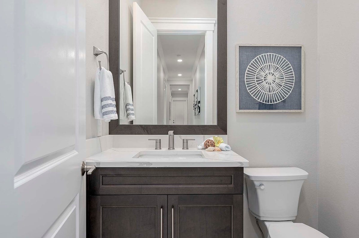 Überdachte Lanai mit Sitzbereich und Blick auf den Pool.