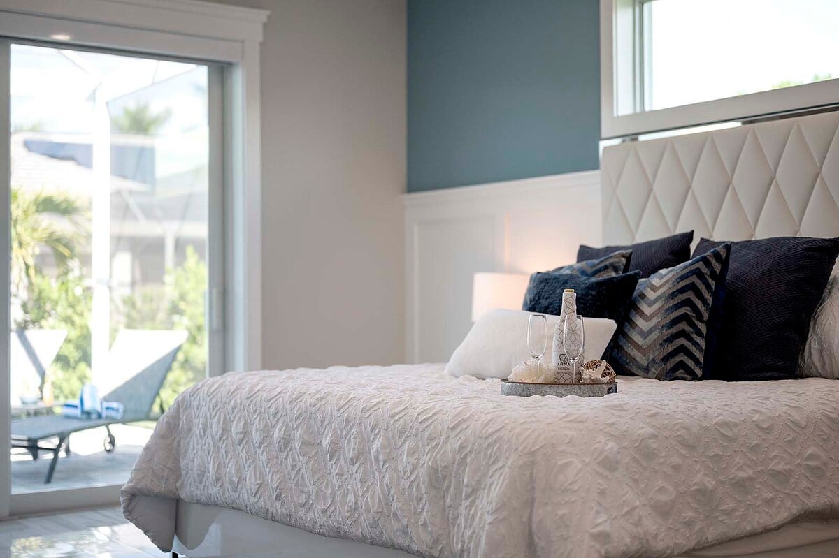 Überdachte Lanai mit Sitzbereich und Blick auf den Salzwasser-Pool.