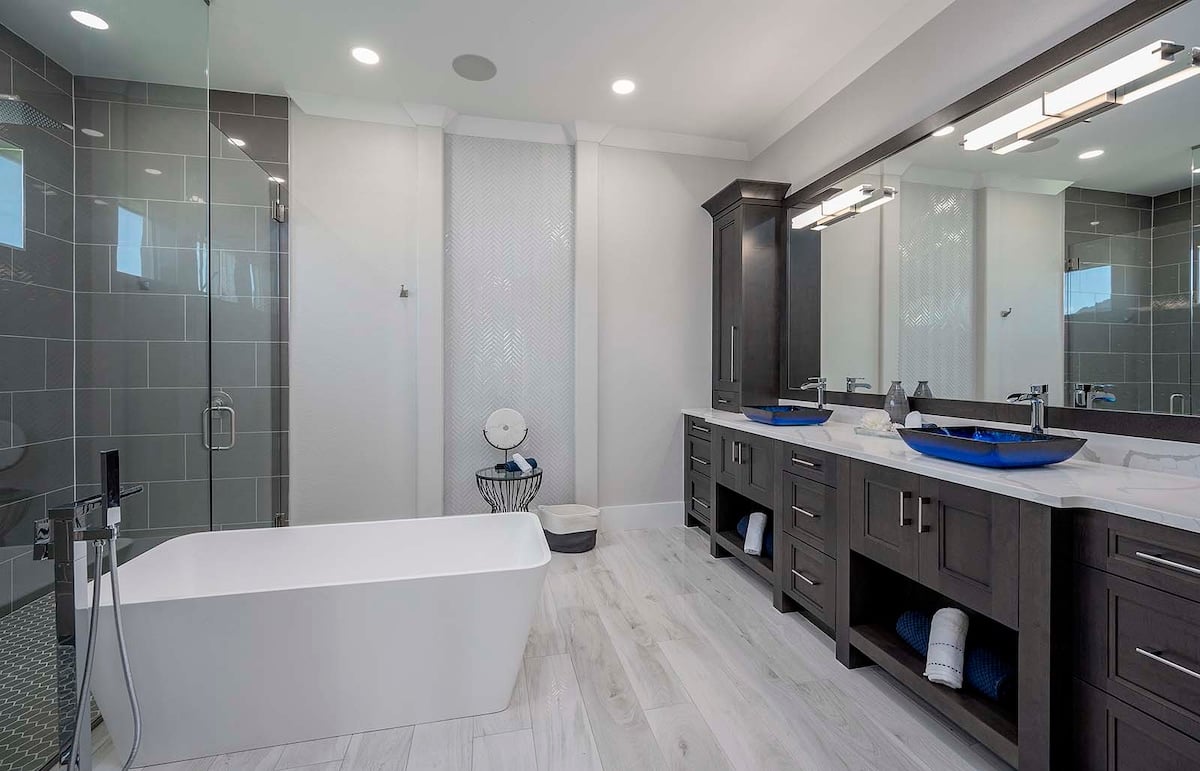 Überdachte Lanai mit Sitzbereich und Außen-Essplatz am Pool.