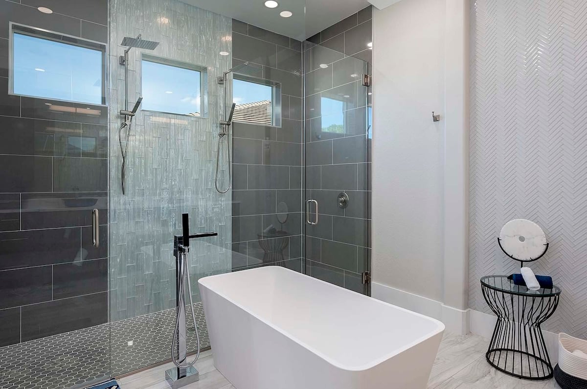 Überdachte Lanai mit Sitzbereich und Blick auf den Salzwasser-Pool.