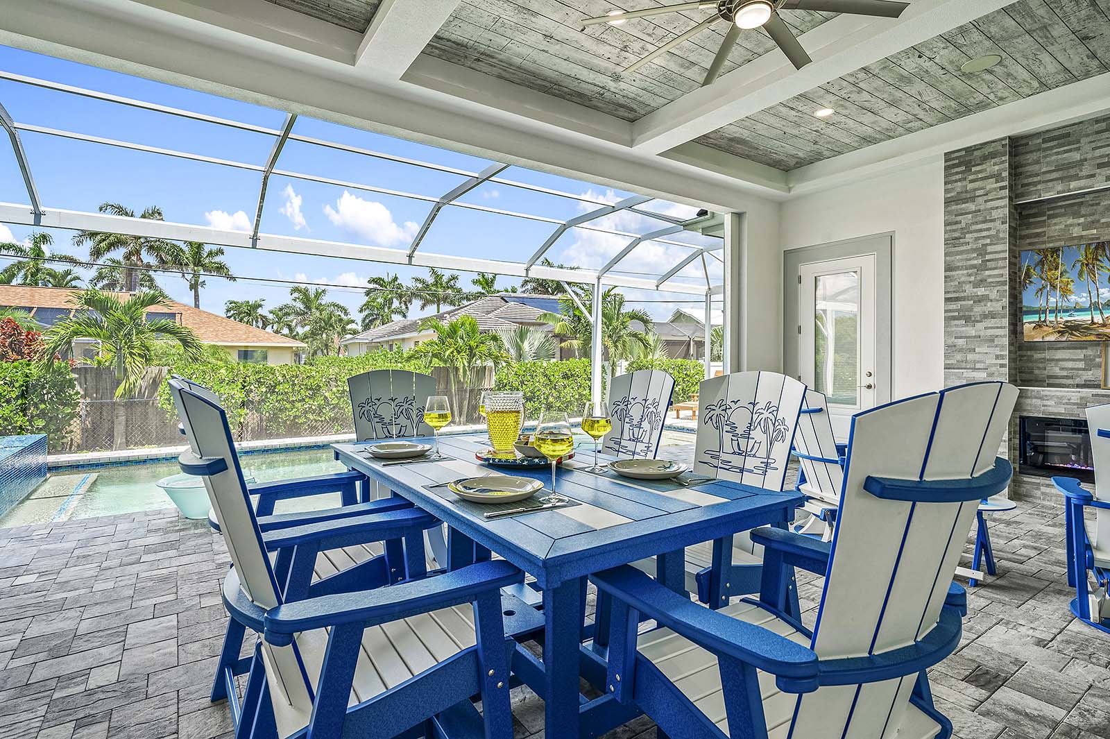 Überdachte Lanai mit Außenessplatz und Lounge-Bereich am Pool.