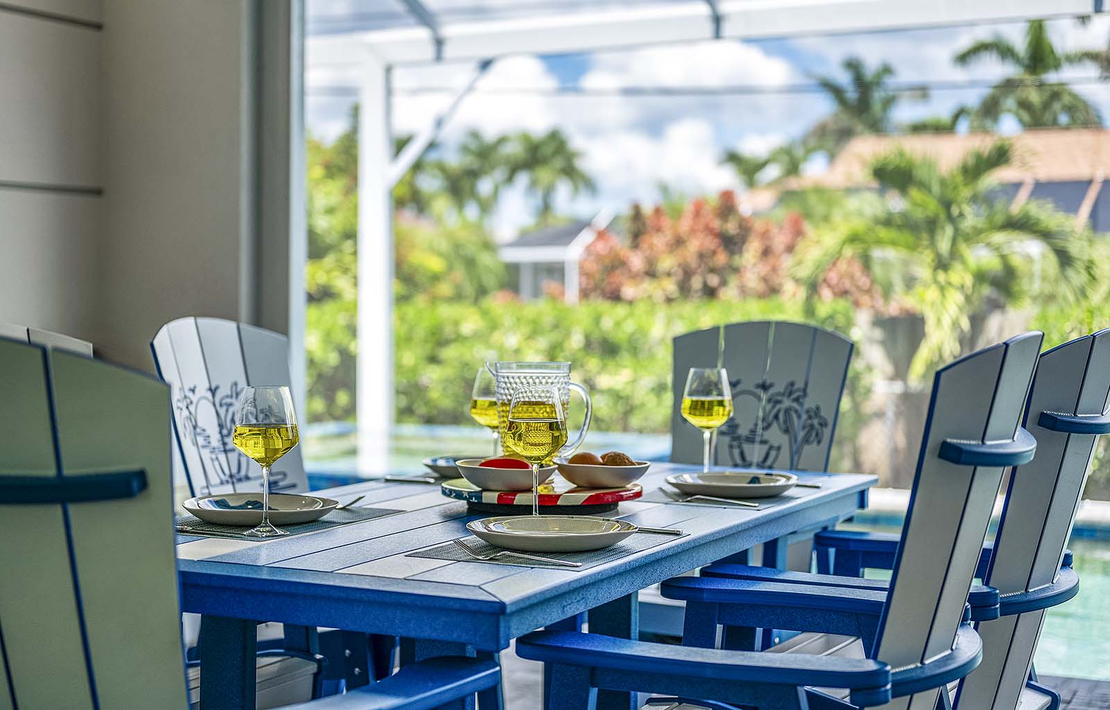 Überdachte Lanai mit Außenessbereich und Blick auf den Salzwasser-Pool.