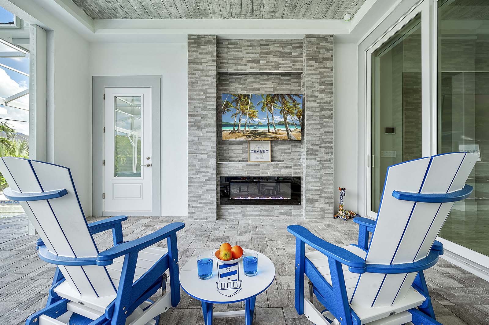 Überdachte Lanai mit Salzwasser-Pool und Außen-Essbereich.