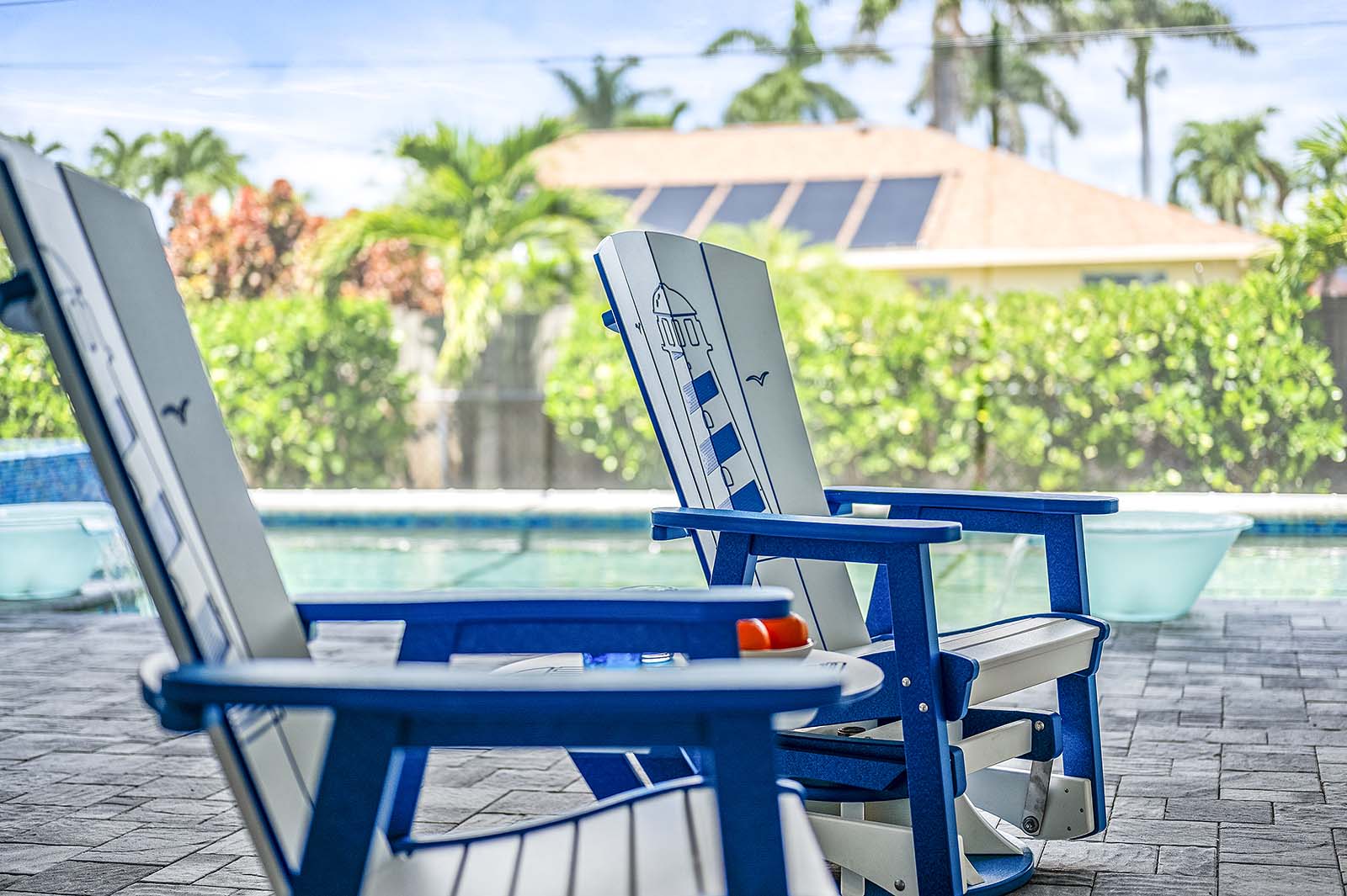 Überdachte Lanai mit Sitzbereich und Blick auf den Pool.