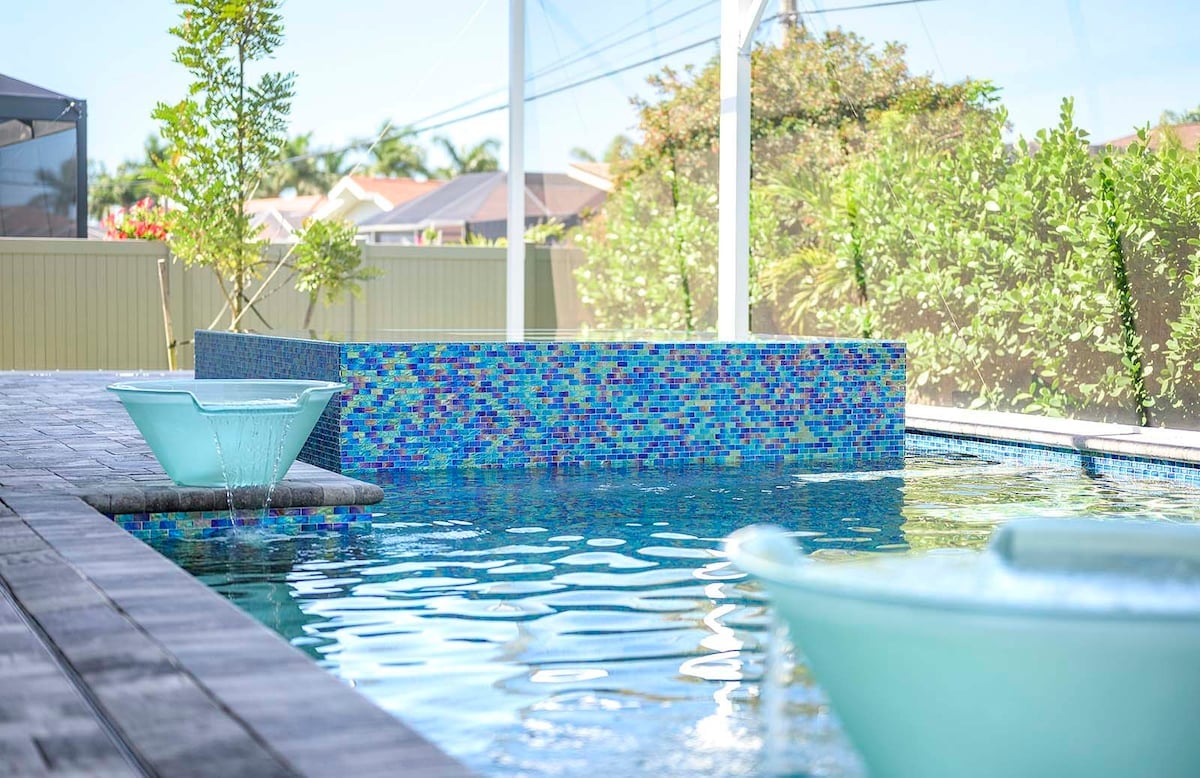 Überdachte Lanai mit Sitzbereich und Blick auf den Pool.