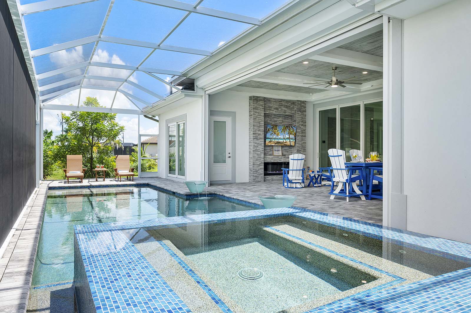 Überdachte Lanai mit Sitzbereich und Blick auf den Pool.