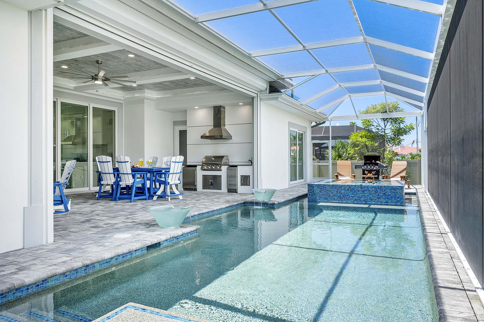 Überdachte Lanai mit Sitzbereich und Blick auf den Salzwasser-Pool.