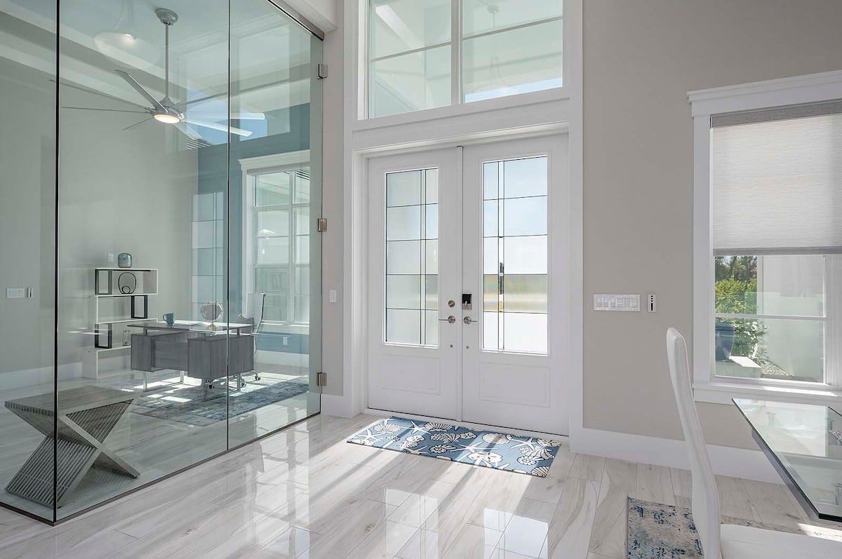 Überdachte Lanai mit Sitzbereich und Blick auf den Salzwasser-Pool.