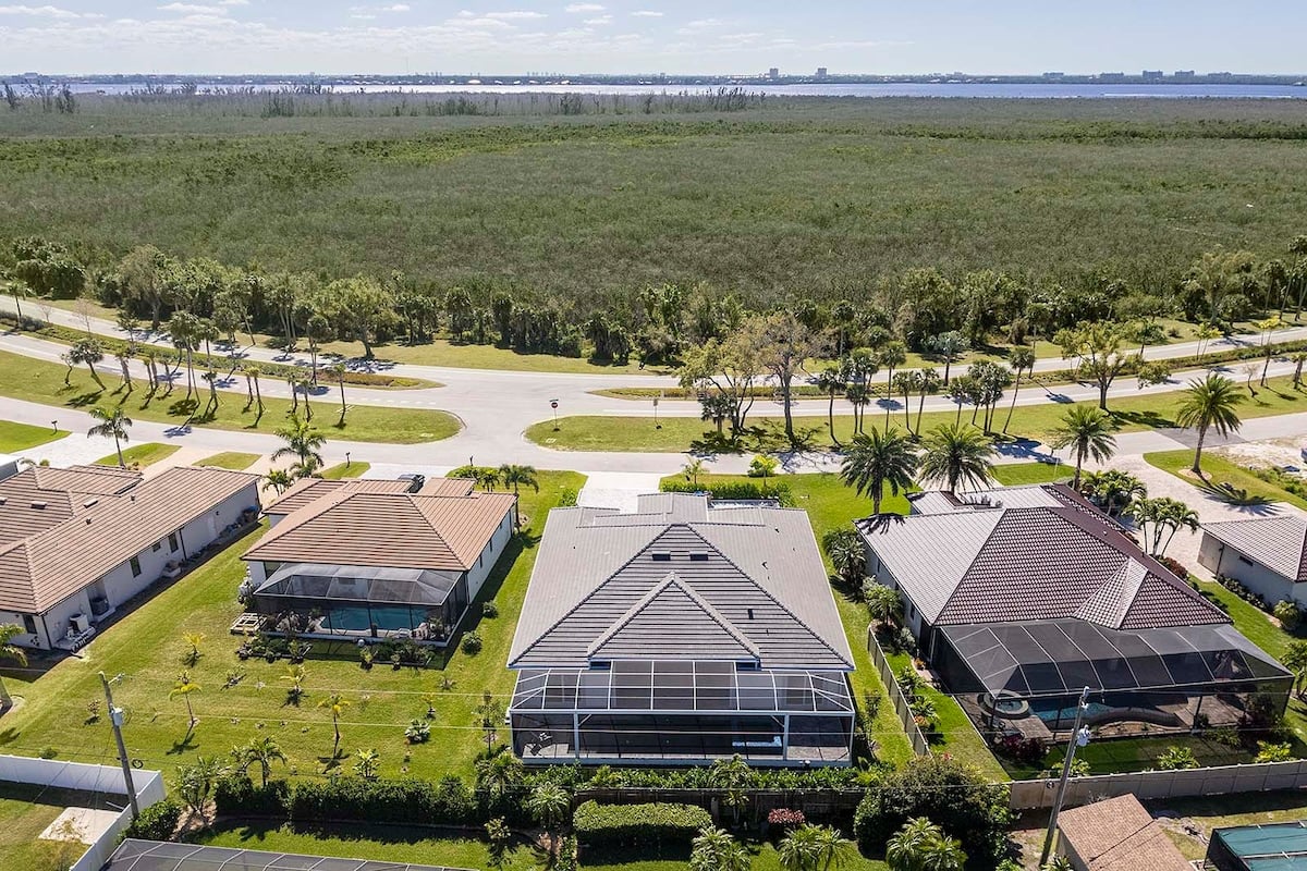 Überdachte Lanai mit Sitzbereich und Blick auf den Salzwasser-Pool.
