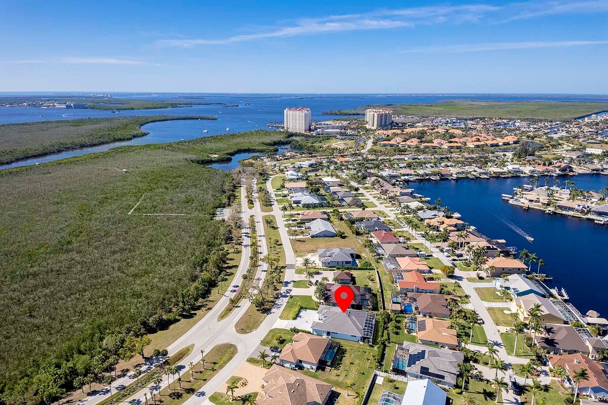 Überdachte Lanai mit Sitz- und Essbereich am Pool.