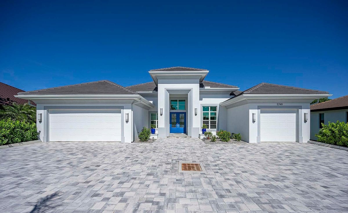 Überdachte Lanai mit Sitzbereich und Blick auf den Pool.