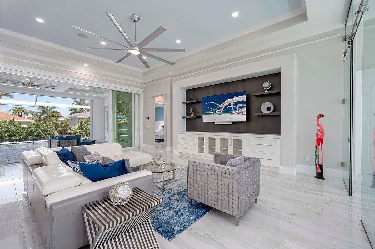 Überdachte Lanai mit Sitzbereich und Blick auf den Pool.