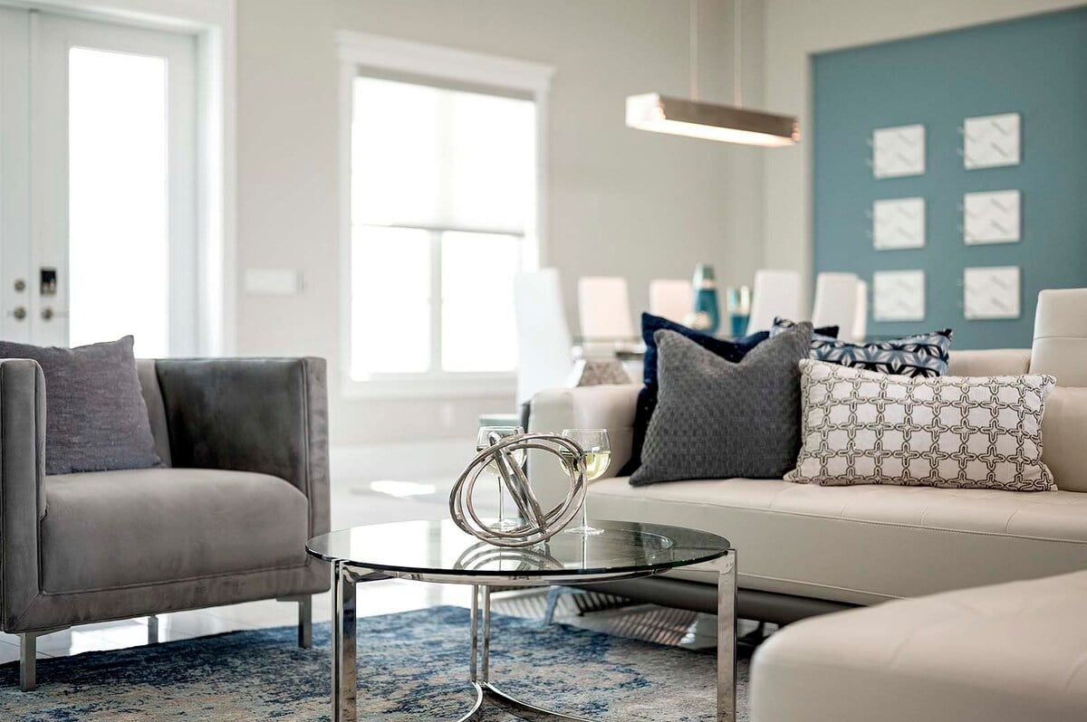 Überdachte Lanai mit Sitzbereich und Blick auf den Salzwasser-Pool.