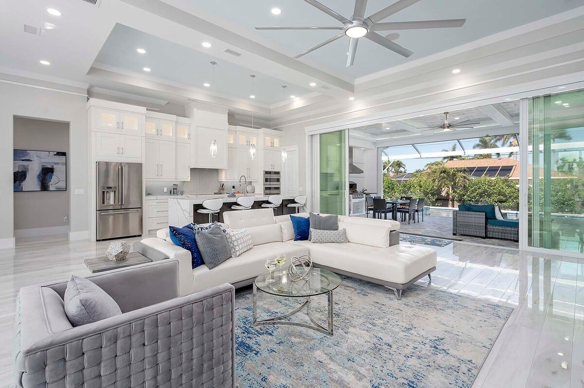 Überdachte Lanai mit Sitzbereich und Blick auf den Pool.