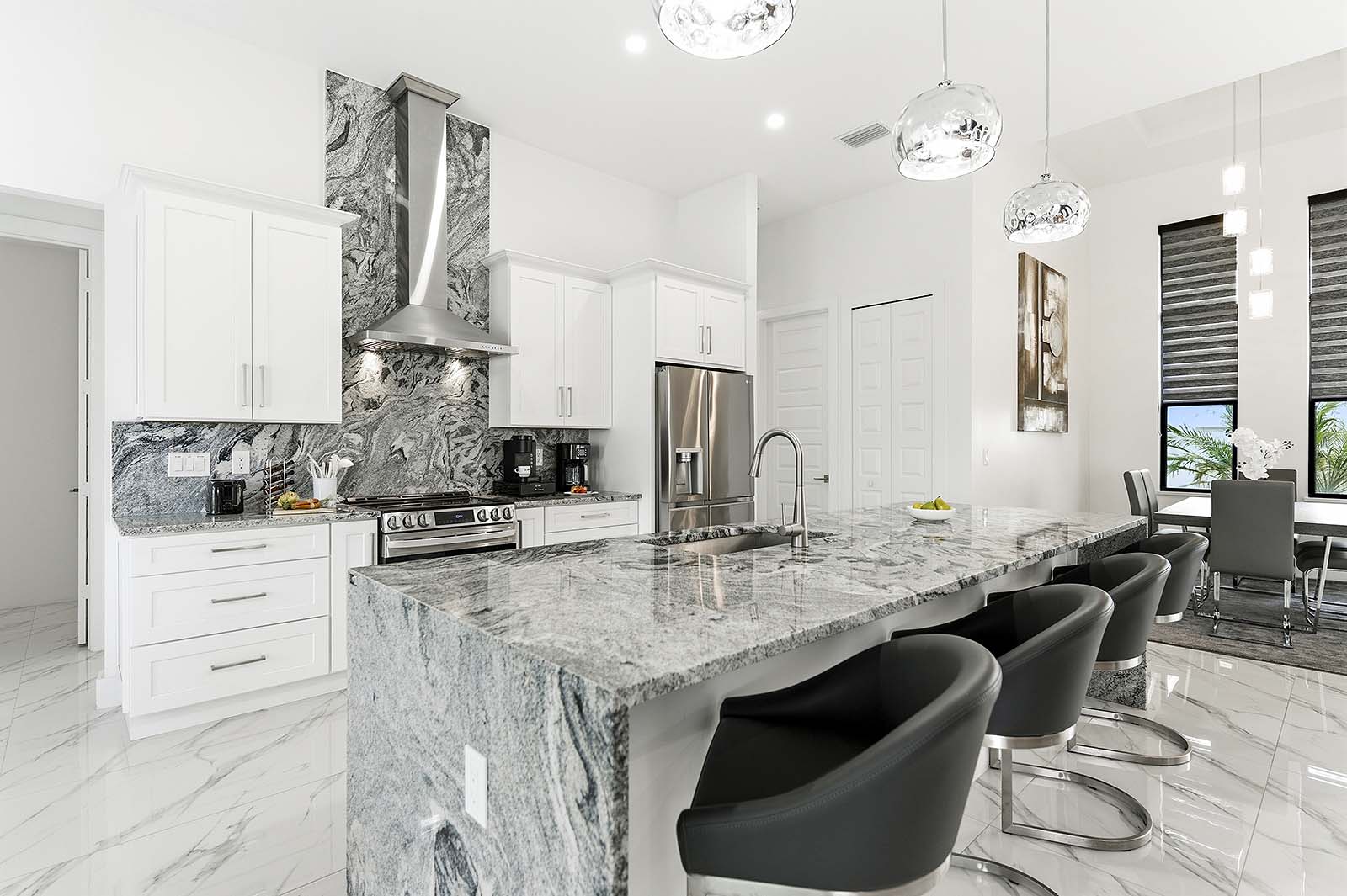 Große Terrasse am Kanal mit Grill und Sitzbereich bei Sonnenuntergang.