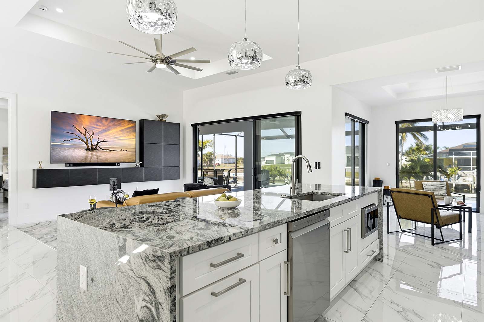 Terrasse am Kanal mit Grill und Feuerstelle bei Sonnenuntergang.