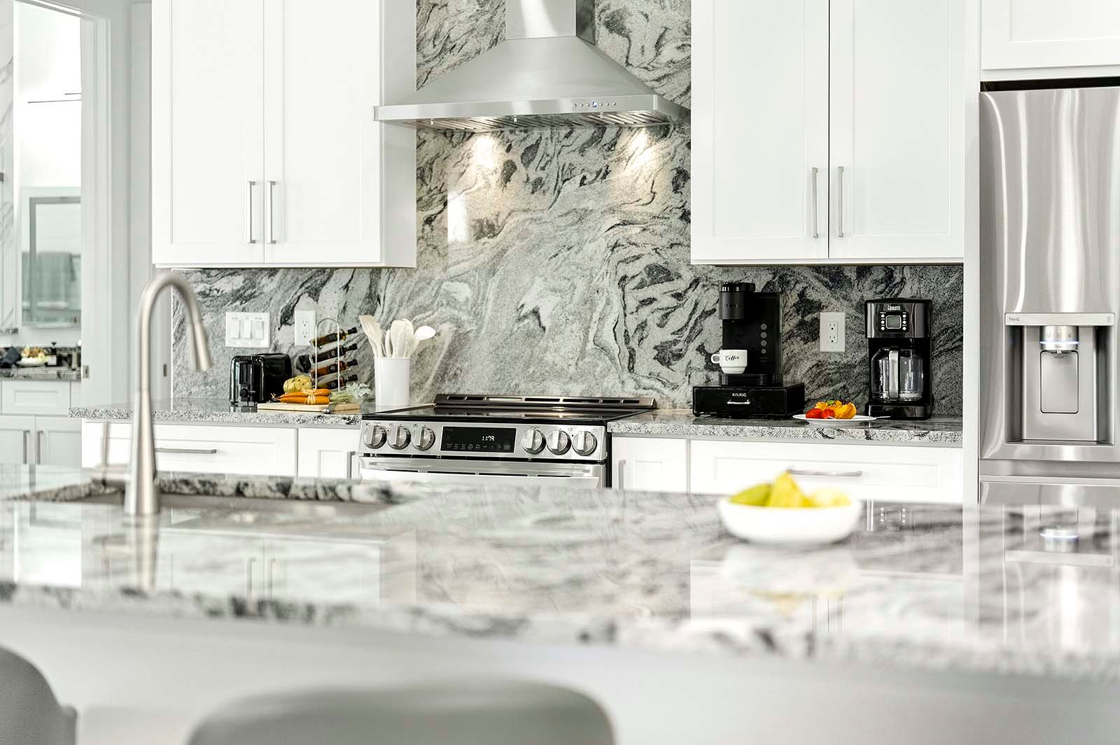 Große Terrasse am Kanal mit Grill und Sitzbereich bei Sonnenuntergang.