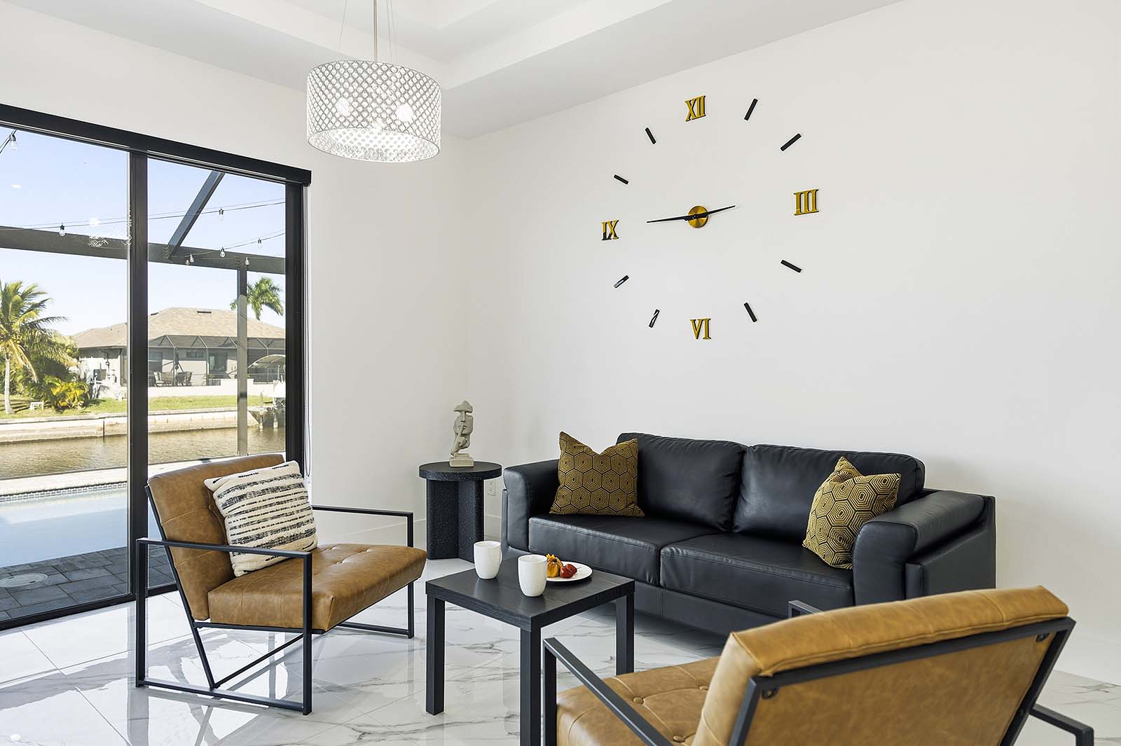 Wohnbereich mit Sofa und offenem Grundriss