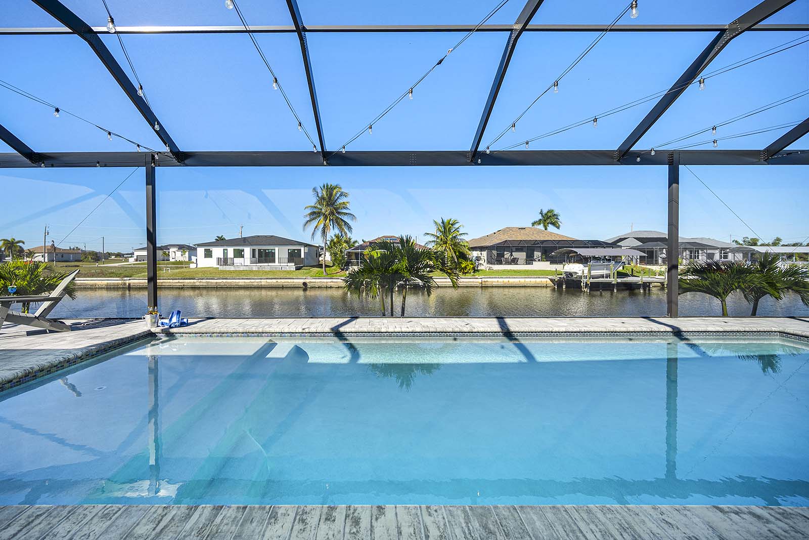 Offener Wohnbereich mit Sofa und Sitzgelegenheiten