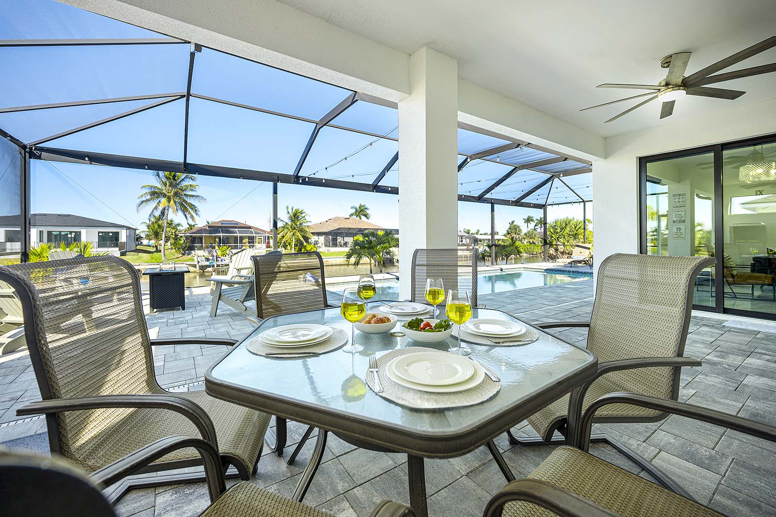 Offener Wohnbereich mit Sofa und Sitzgelegenheiten