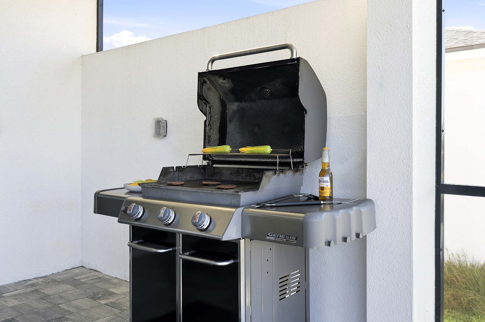 Offener Wohnbereich mit Sitzgruppe und Zugang zur Terrasse.