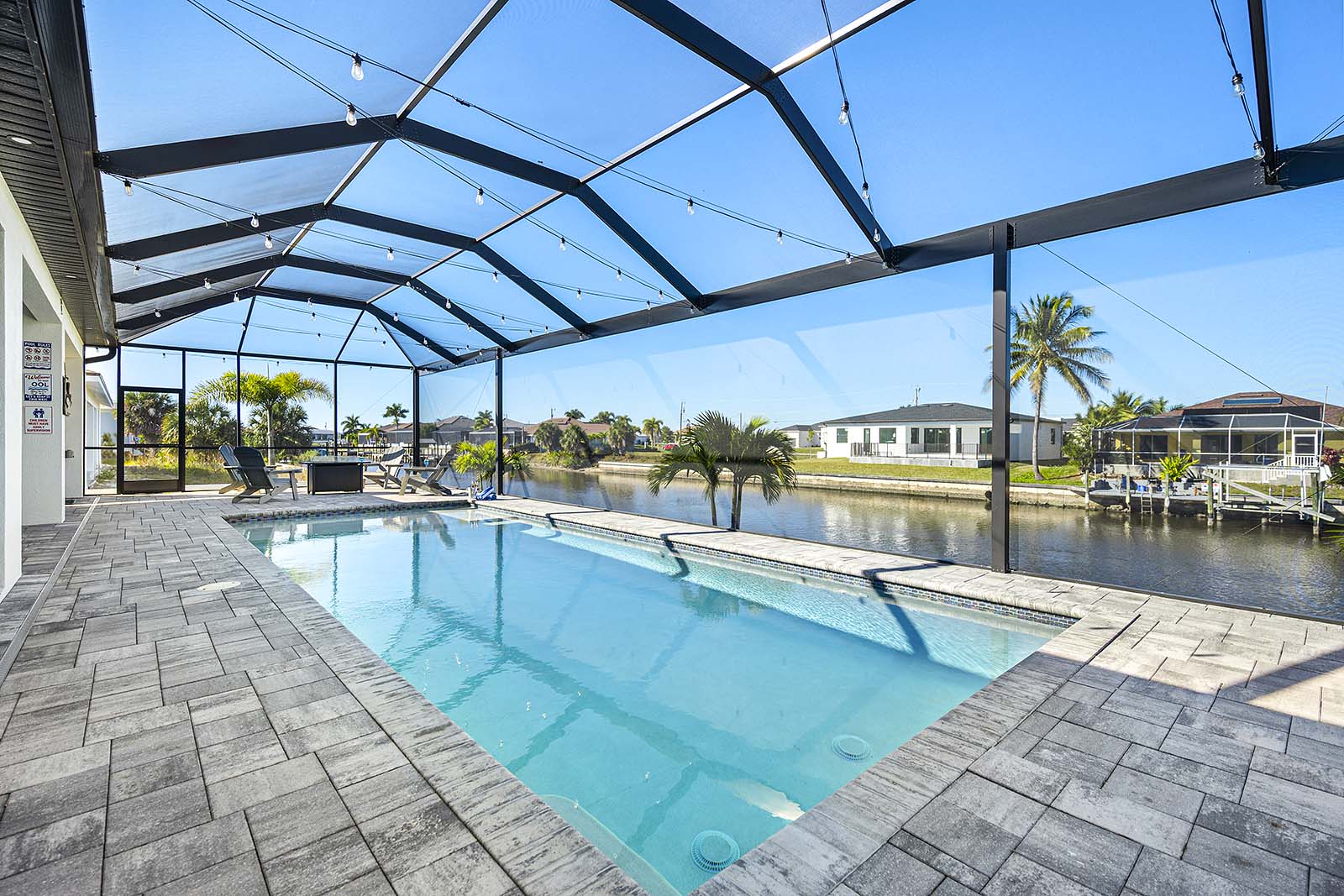 Wohnbereich mit offenem Grundriss und gemütlicher Sitzecke.