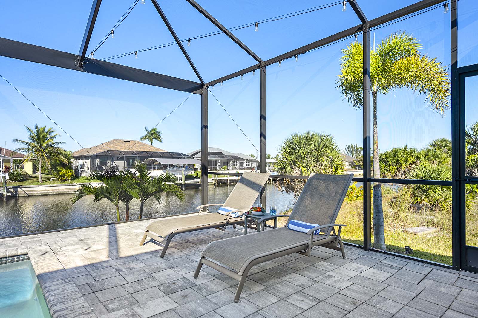 Wohnbereich mit Sofa und offenem Grundriss.