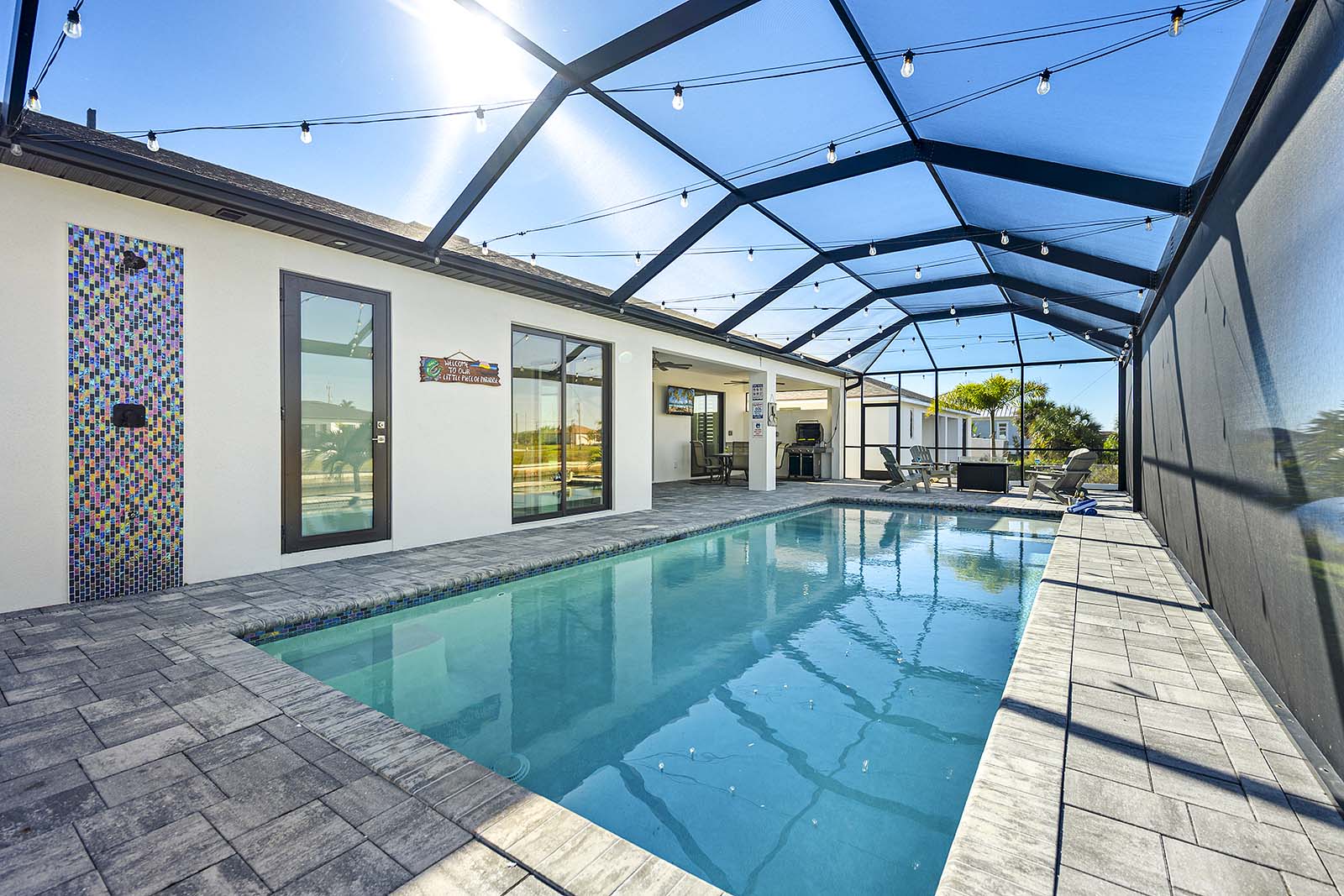 Wohnbereich mit Sofa und offenem Grundriss.