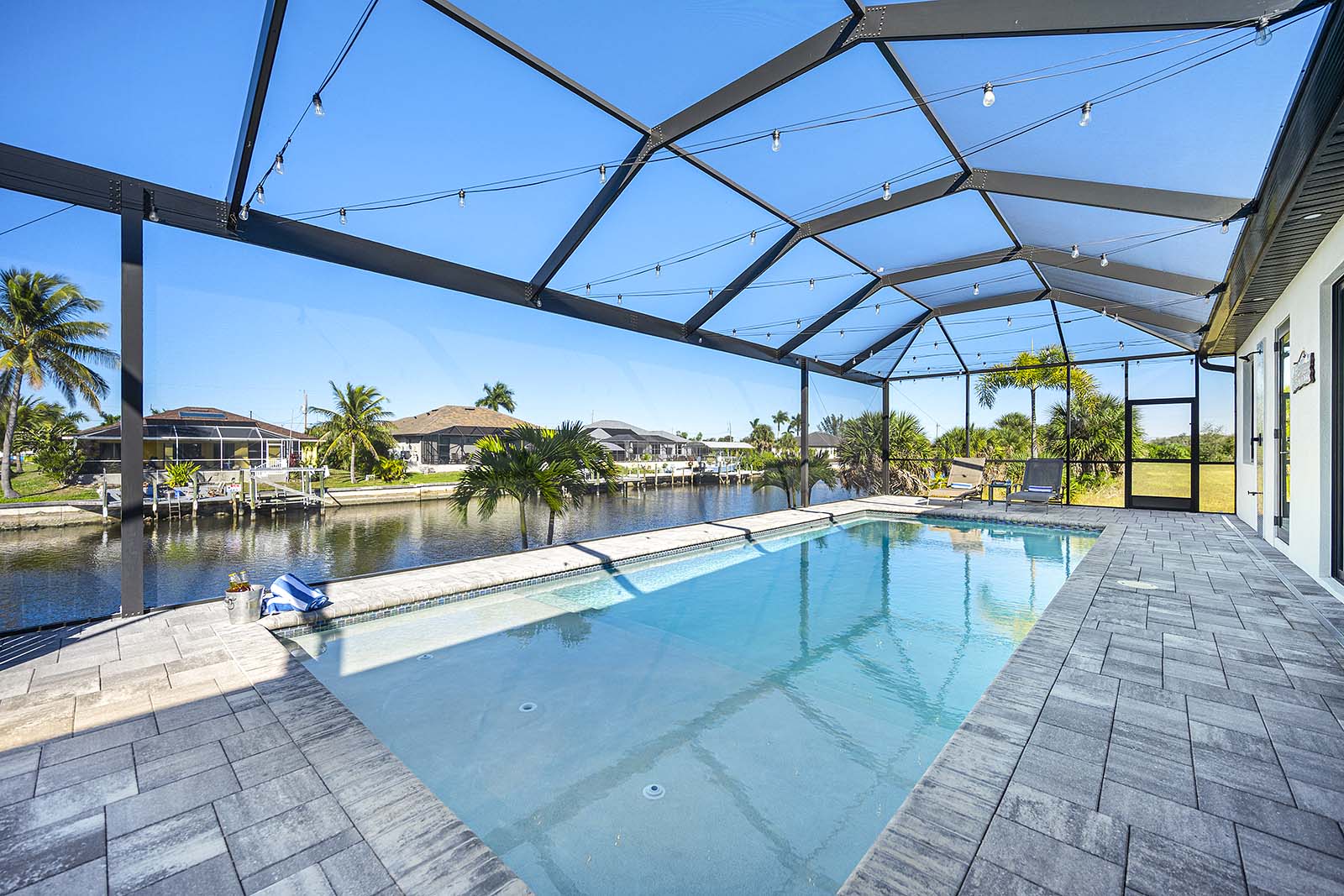 Große Terrasse am Kanal mit Grill, Sitzplätzen und Blick auf den Sonnenuntergang.