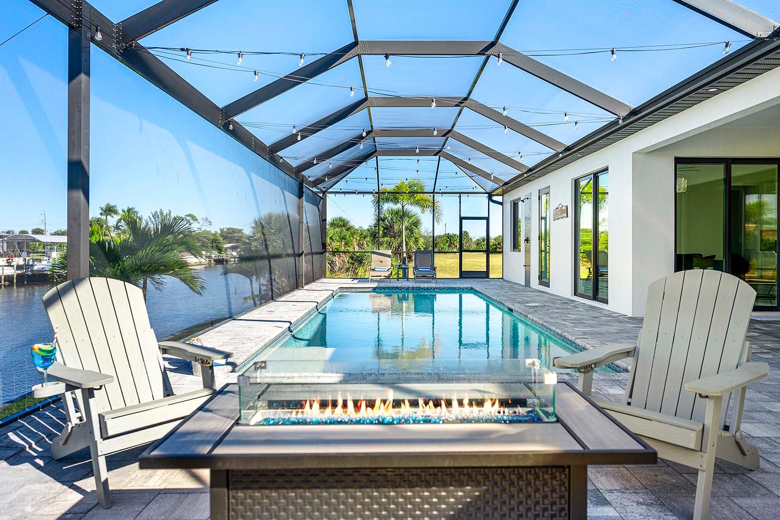 Wohnbereich mit offenem Grundriss und gemütlicher Sitzecke