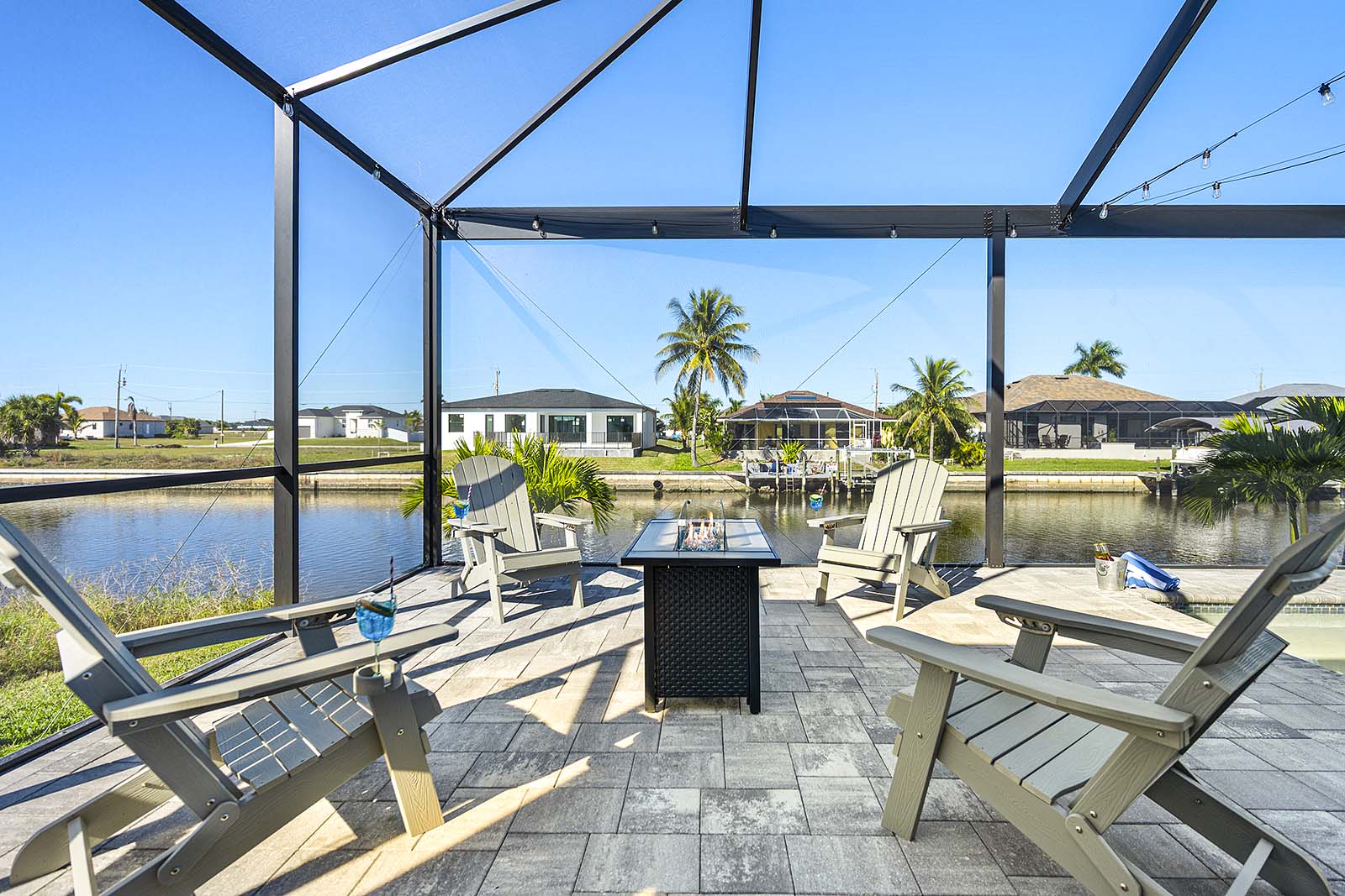 Offener Wohnbereich mit Sofa und Sitzgelegenheiten