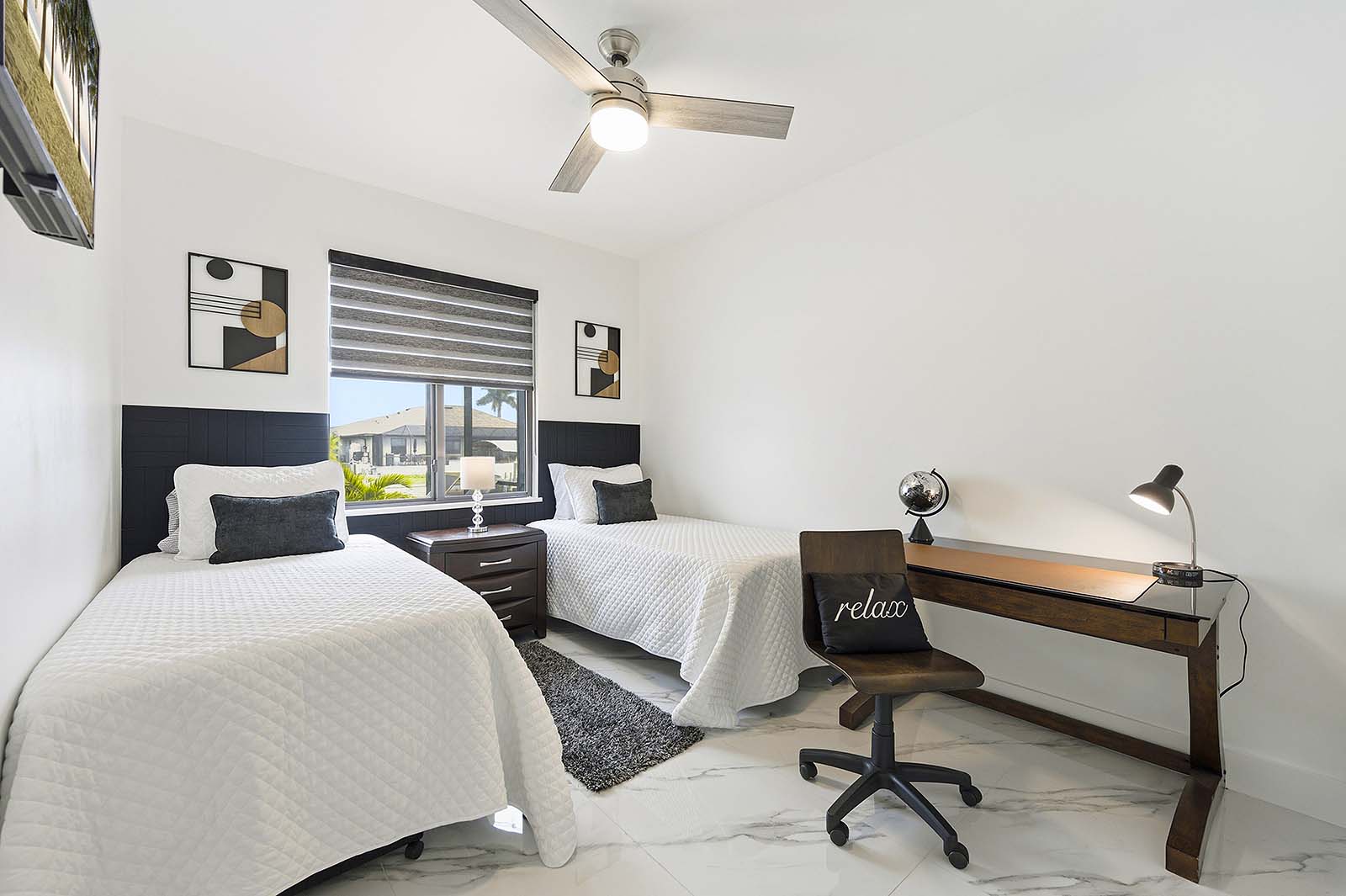 Offener Wohnbereich mit Sitzgruppe und TV