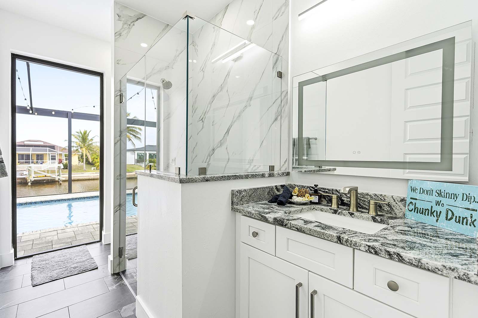 Wohnbereich mit offenem Grundriss und gemütlicher Sitzecke.