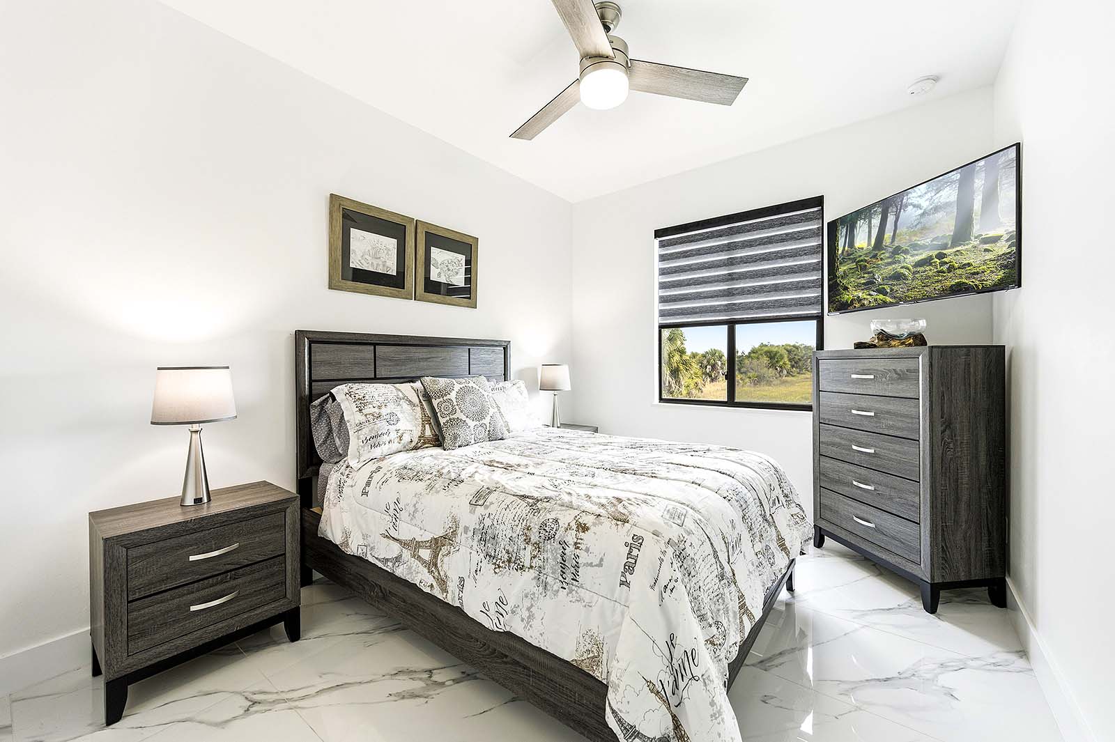 Große Terrasse am Kanal mit Grill und Sitzbereich bei Sonnenuntergang.