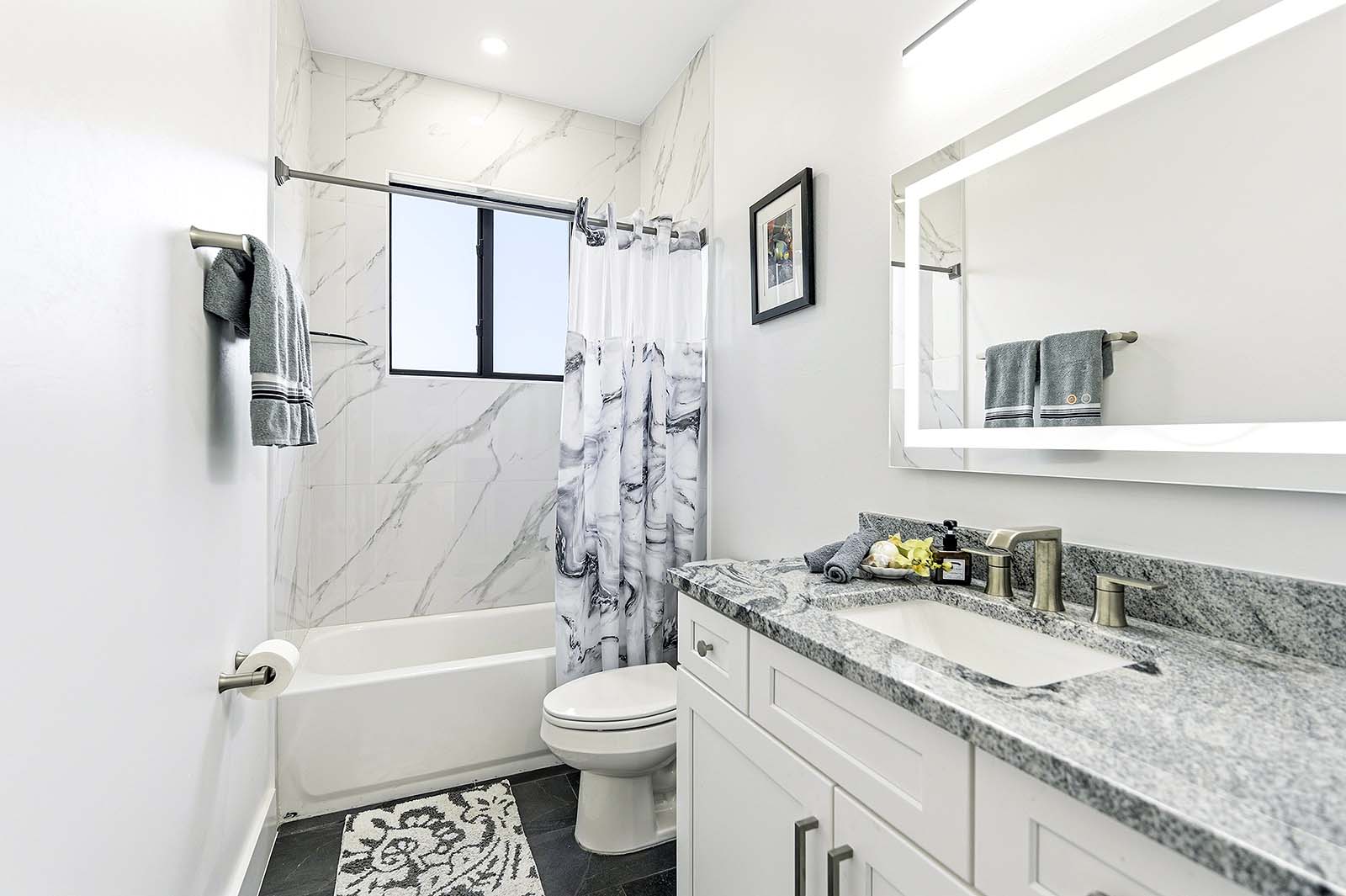 Offener Wohnbereich mit Sofa und Sitzgelegenheiten