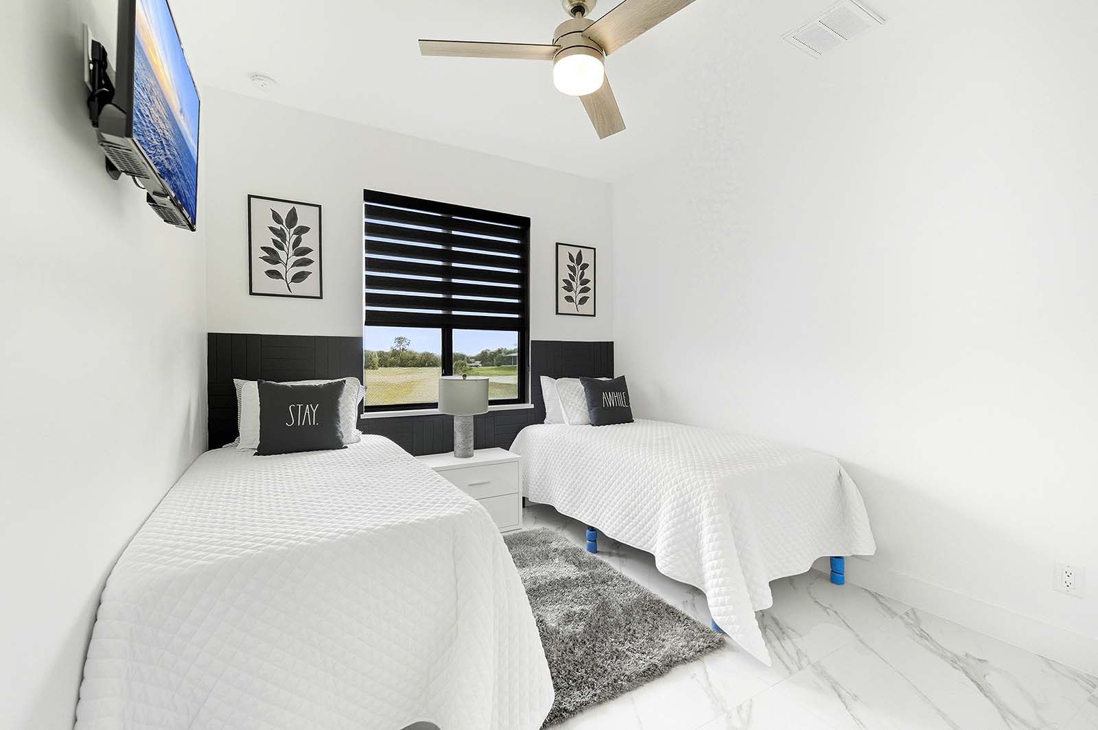 Offener Wohnbereich mit Sofa und Sitzgelegenheiten