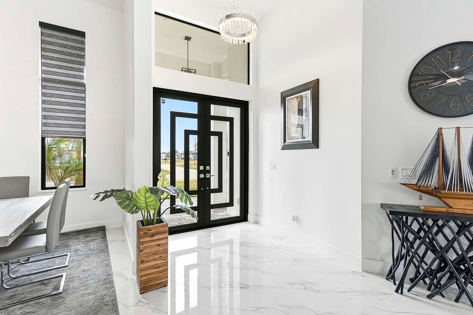 Große Terrasse am Kanal mit Grill und Sitzbereich bei Sonnenuntergang.