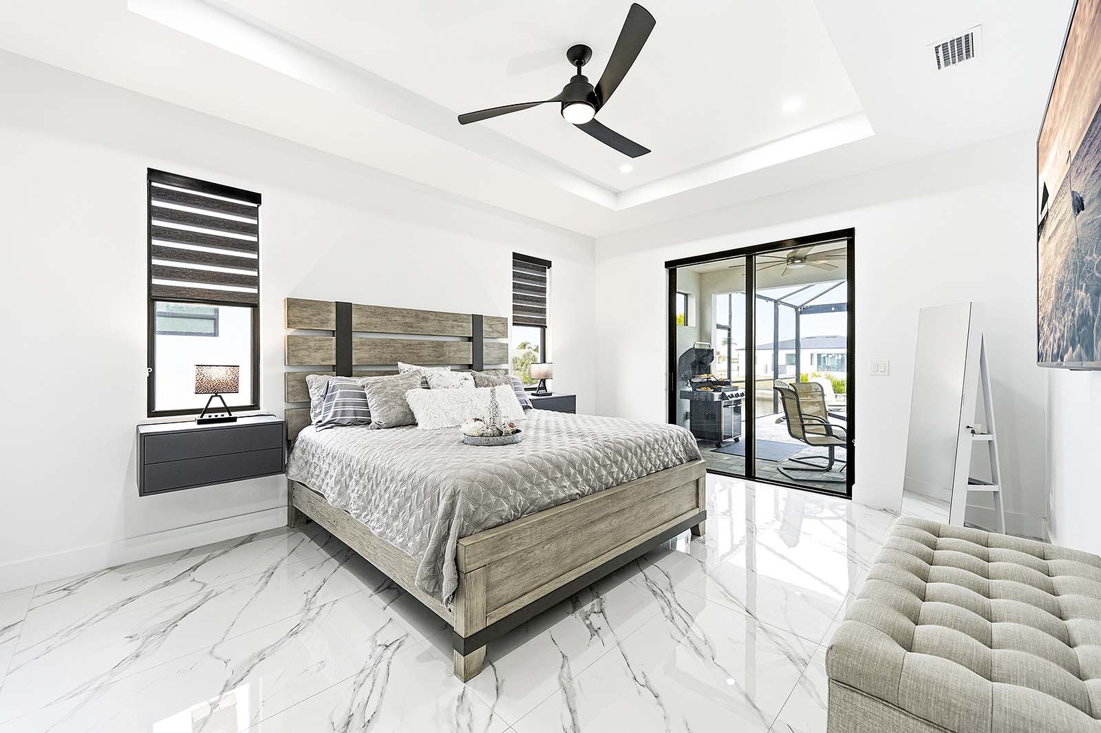 Terrasse am Kanal mit Grill und Feuerstelle bei Sonnenuntergang.