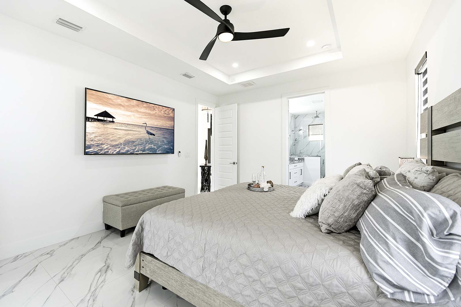 Offener Wohnbereich mit Sitzgruppe und viel Tageslicht