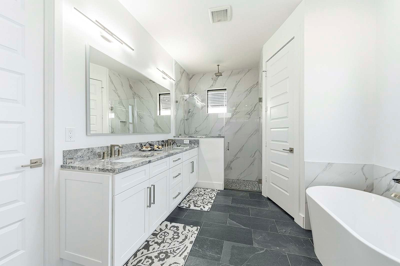 Wohn- und Essbereich mit offener Raumgestaltung und Sitzgelegenheiten