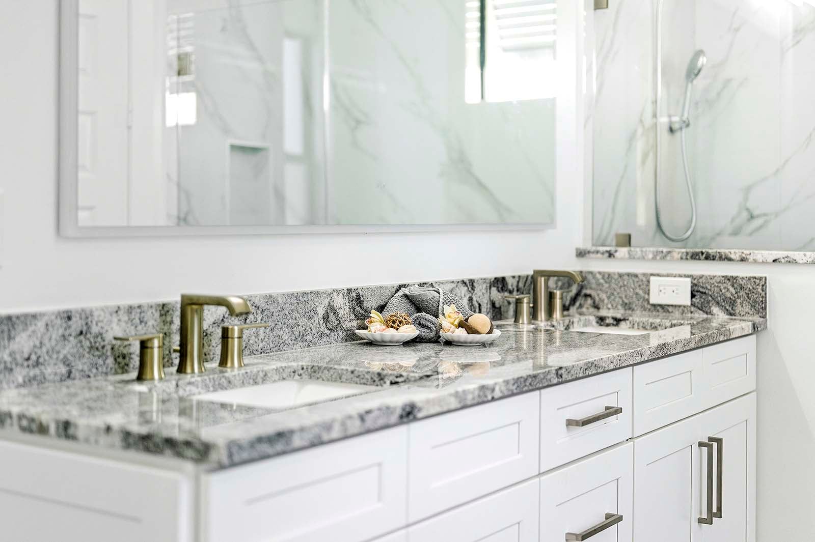 Offener Wohnbereich mit Sofa und Sitzgelegenheiten