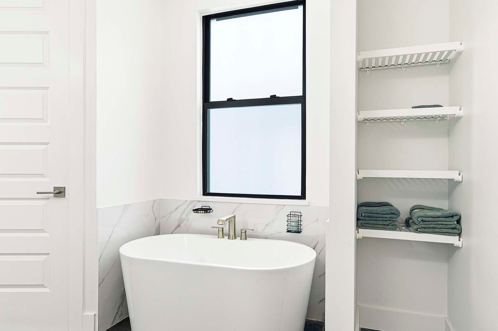 Wohnbereich mit Sofa und offenem Grundriss